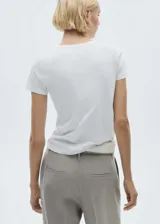 Camiseta blanca de algodón con logo 'Mango' estampado en dorado en el pecho.
