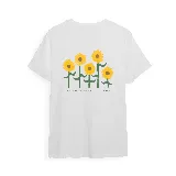 Remera blanca de algodón con estampa en la espalda de cinco girasoles y la frase "Slow Mornings Club".
