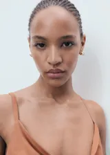 Mono largo color marrón con tirantes finos ajustables, escote drapeado y cierre de cremallera en la parte posterior.