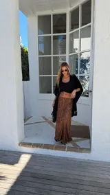 Pollera larga de corte recto con estampado animal print en tonos marrones y negros. Confeccionada en una mezcla de algodón y viscosa, presenta una caída fluida y elegante.