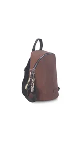 Mochila marrón de símil cuero con cierre principal y bolsillo interno con cierre. Tiene asa de mano, correas regulables y bolsillo oculto en la espalda.