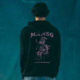 Canguro negro con capucha y bolsillo delantero, con cordones ajustables y puños elásticos. Estampado pequeño en el pecho con un personaje fumando.