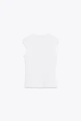 Top blanco de algodón con escote redondo, sin mangas y detalle de logo metálico en el pecho.