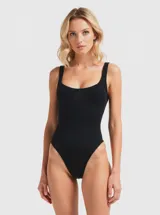 Body negro de algodón, al cuerpo, con breteles anchos y escote cuadrado.