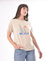 Remera color crudo con estampado de un pez rojo en el frente.