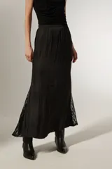 Falda larga negra de poliamida con detalle de encaje en el ruedo.