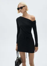 Minivestido negro con diseño asimétrico de un hombro descubierto y manga larga, con lazo a la cintura.