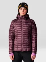 Campera puffer color borgoña con capucha, cierre frontal completo y bolsillos laterales con cierre. Confeccionada con tejido ripstop ultraligero reciclado y relleno de plumón de 800 hilos con certificación RDS.
