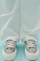 Zapatillas deportivas con estampado animal, suela con plataforma y cierre mediante cordones.