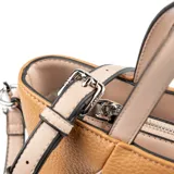 Cartera tipo tote color habano, confeccionada en símil cuero graneado. Tiene doble asa corta y correa larga regulable extraíble. El acceso es con cierre. Cuenta con un compartimento principal con un bolsillo interno con cierre y otro abierto.