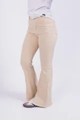Pantalón Oxford color beige con corte ajustado en la parte superior y acampanado con aberturas en el ruedo.