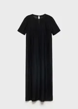 Vestido midi negro plisado, de corte recto, manga corta y cuello redondo.