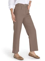 Pantalón de pierna recta y tiro alto color beige, con bolsillos estilo carpintero y cinturón con hebilla metálica.