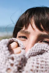 Sweater de lino azul marino, tejido a mano con diseño de patchwork de cables, silueta holgada, manga larga, cuello a la base y largo a la cadera.