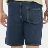 Bermuda de jean celeste con cintura elastizada y cordón ajustable.