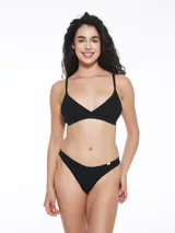 Conjunto de bikini negro con corpiño triangular y bombacha tipo tanga.