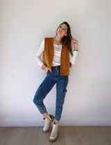 Chaleco camel de pana con cuello y sisas de corderito.
