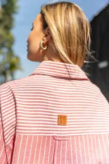 Camisa oversize de lino a rayas verticales color salmón y blanco, con bolsillo de parche en el pecho y botones al tono.