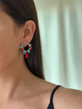 Aro de 2 cm de diámetro con cuentas de vidrio facetadas y cristales checos, disponible en acabados plateado y dorado.