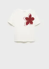 Camiseta blanca de manga corta con cuello redondo y estampado de flor negra.
