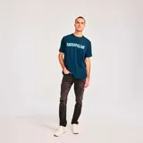 Remera gris de manga corta con el logo de Caterpillar estampado en el pecho.