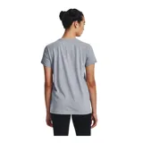 Remera deportiva Under Armour color fucsia con logo blanco estampado en el frente.