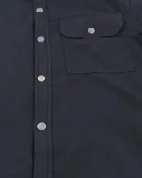 Chaqueta abotonada The North Face Campshire para hombre, color gris oscuro, con forro polar interior, cuello clásico, mangas largas con puños y un bolsillo frontal.