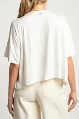 Remera blanca de viscosa con calce holgado.