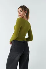 Top rojo de tejido de punto acanalado, con escote en V y mangas largas. Presenta un fruncido ajustable en el centro del frente.