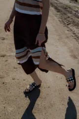 Vestido largo tejido a rayas horizontales en color blanco, rojo, marrón y celeste.