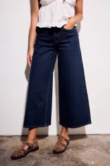 Pantalón jean azul oscuro, corte wide leg y tiro medio. Confeccionado en algodón peinado con elastano.