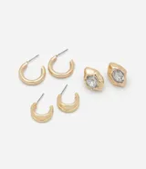 Set de tres pares de aros dorados: dos pares de aros tipo argolla y un par de aros tipo botón con cristal artificial.