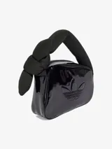 Mini bolso Airline de adidas color negro charolado, con logo de la marca grabado en el frente y asa de neopreno ajustable con detalle de nudo.