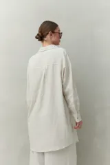 Vestido camisero corto negro de lino con botones tipo mostacillas y cinturón estampado.