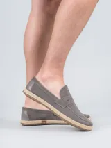 Mocasín gris de descarne con suela de goma y detalle de yute trenzado.