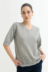 Sweater color beige de tejido de punto, con escote en V y mangas 3/4.