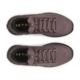 Championes Under Armour UA Flow Dynamic color borgoña con detalles en amarillo y suela negra.