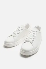 Zapatillas deportivas blancas de cuero sintético, con cordones y suela de goma con plataforma.