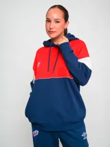 Hoodie de fútbol Umbro del Club Nacional de Football, con capucha y cordones ajustables. Diseño a bloques de color rojo, blanco y azul marino. Incluye logo de Umbro y escudo del club en el frente.