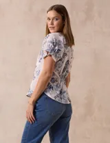 Blusa estampada marca Floral & Ivy, de mangas cortas con volados, cuello a la base con escote en V y elástico fruncido en mangas y espalda.