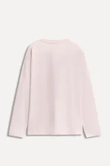 Camiseta de manga larga color rosa claro, con cuello redondo y bolsillo de parche en el pecho con logo bordado.
