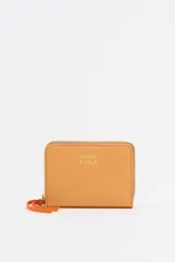 Monedero Bimba y Lola color naranja con textura granulada, logo dorado estampado, cierre de cremallera dorada y tarjetero interior.