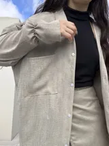 Camisa beige super oversize con efecto nevado.