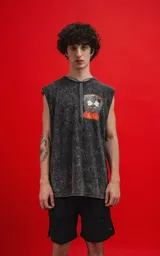 Musculosa gris con efecto nevado, cuello redondo y sisas amplias. Estampado en la espalda con Mickey y Minnie Mouse disfrazados de diablos, sobre un pedestal con lava y el texto "Hello Darling" en una cinta.