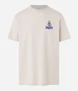 Remera de algodón color beige, de corte recto y manga corta. Estampa en la espalda con el personaje Pato Lucas disfrazado de esqueleto y la frase "Trick or Treat" en letras azules.