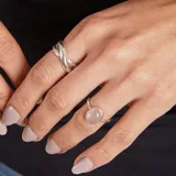 Anillo de plata 925 con cuarzo rosa ovalado.