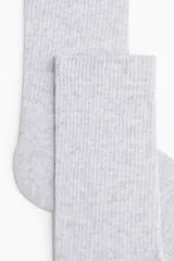 Pack de cinco pares de medias grises de algodón con textura acanalada y puño elástico.