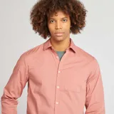 Camisa de manga larga color ladrillo, corte regular, con cuello clásico y bolsillo en el pecho.