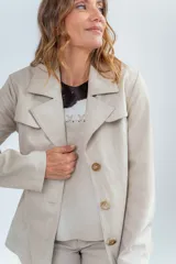 Chaqueta de cuero ovino color avellana, con cuello solapa y cierre frontal con botones. Diseño canchero para looks nocturnos. Talle único.