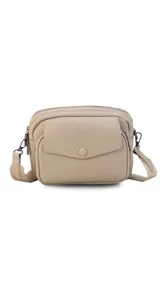 Bandolera color beige de cuero sintético con dos compartimentos principales con cierre, bolsillo interno y correa de tela regulable. Incluye un bolsillo trasero con cierre y un bolsillo frontal con botón.